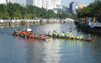 Người dân TPHCM vây kín 2 bên bờ kênh Nhiêu Lộc xem đua ghe ngo