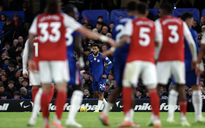 Caicedo bị đuổi, Chelsea cầm hòa nghẹt thở Arsenal