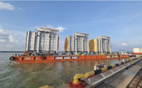 Một doanh nghiệp tài trợ nhiều sà lan làm sân khấu trên sông nước Cần Thơ