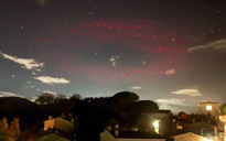 Quầng sáng đỏ “giống UFO” 2 lần hiện ra trên bầu trời Ý