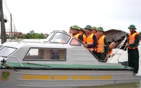 Chủ tịch tỉnh Quảng Trị lội nước, thăm người dân vùng ngập lụt