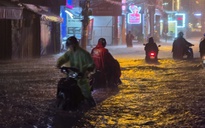 TP HCM: Mưa lớn kéo dài trong đêm, ngập nặng, xe cộ “chết đứng”