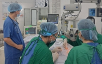 Bé trai vào viện trong tình trạng lưỡi câu vẫn còn móc vào mắt