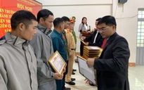 Khen thưởng nhiều người cứu trợ tài xế mắc kẹt trên đèo Lò Xo