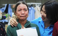 Nữ công nhân òa khóc khi nhận hỗ trợ lũ lụt từ Công đoàn Đà Nẵng