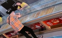 Truy tìm đối tượng ăn mặc bảnh bao đi cướp tiệm vàng ở TP HCM