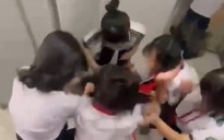 Vụ nữ sinh bị đánh hội đồng ở TP HCM: Gia đình đề nghị đuổi học nhóm học sinh, mời công an vào cuộc