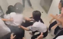 Nữ sinh bị nhóm bạn tát, đạp và quăng quật trong nhà vệ sinh trường học