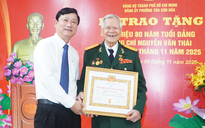 Chủ tịch HĐND TP HCM Võ Văn Minh trao Huy hiệu 80 năm tuổi Đảng cho đảng viên Nguyễn Văn Thái