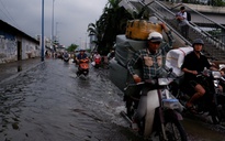 Chiều nay, triều cường ở TP HCM vượt mức lịch sử, CSGT khuyến cáo người dân