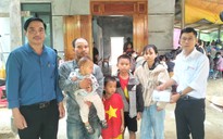 Chương trình "Trái tim miền Trung" trao hỗ trợ gia đình người mẹ trẻ bị lũ cuốn tử vong