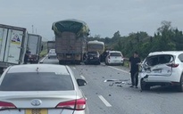 Va chạm liên hoàn trên cao tốc, nhiều xế hộp hư hỏng