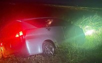 Công an phát hiện chiếc ô tô nghi vấn liền ra hiệu dừng xe, tài xế vẫn tăng ga bỏ chạy