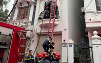 Giải cứu cụ bà 77 tuổi cùng cháu bé 5 tuổi và 1 phụ nữ mắc kẹt trong đám cháy