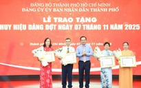 Đảng ủy UBND TP HCM trao Huy hiệu Đảng cho 32 đảng viên