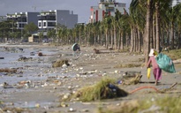 Bãi biển Đà Nẵng ngổn ngang sau bão số 13 Kalmaegi