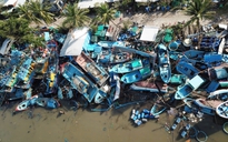 Đắk Lắk: Hàng trăm tàu cá chồng chất lên nhau sau bão số 13, ngư dân bật khóc