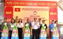 Phó Bí thư Thành ủy TP HCM Nguyễn Phước Lộc 
dự Ngày hội Đại đoàn kết xã Phước Hải