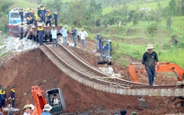 Khẩn trương khắc phục "cầu treo" ray đường sắt sau bão số 13 Kalmaegi