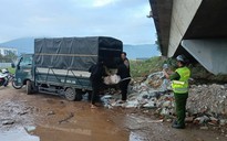 Mật phục bắt quả tang đổ thải trộm ở điểm nóng môi trường Đà Nẵng