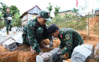 Bộ đội thần tốc dựng nhà mới cho người dân bị sập nhà