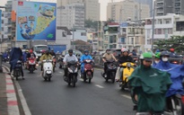 Bầu trời TPHCM tối sầm trong cơn mưa chiều