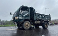 Clip: Vượt đèn đỏ tại nút giao cao tốc, người đi xe máy tử vong dưới bánh xe tải