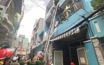 Cháy nhà ở TPHCM, cảnh sát cứu được 2 người