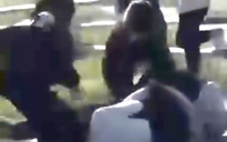 Nữ sinh lớp 10 bị nhóm học sinh lớp 8 đánh hội đồng