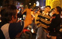 Thợ chụp ảnh dạo đắt khách mùa Giáng sinh 2025