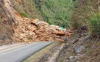 VIDEO: Sạt lở đất đá nghiêm trọng trên quốc lộ, 3 người nghi bị vùi lấp