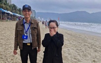 Nhân viên bãi biển Đà Nẵng dùng máy dò kim loại, tìm ra nhẫn vàng cho khách