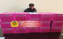 Phát hiện ô tô chở 2 bao tải hàng cấm in chữ nước ngoài