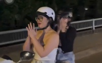 Vì sao tịch thu xe máy của cô gái trẻ có hành vi "chắp tay lạy" khi lái xe ở TPHCM?