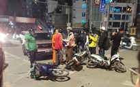 Ô tô con tông liên hoàn nhiều xe máy đang dừng đèn đỏ