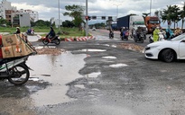 Đà Nẵng: Nút giao với đường ven biển chằng chịt ổ gà, đơn vị quản lý nói do mưa, bão gây ra