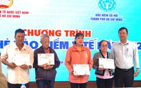 Tặng thẻ BHYT cho người nghèo để không ai bị bỏ lại phía sau