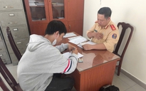 Do "ngẫu hứng", thanh niên ở TPHCM buông hai tay khi chạy xe máy