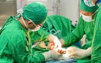 Nối phần tay bị đứt lìa cho nam thanh niên 31 tuổi ở Khánh Hoà