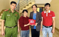 Vừa nhặt được túi tiền, người phụ nữ ở Quảng Ngãi lập tức tìm người đánh rơi
