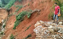 Mưa lũ "xé nát" nhiều tuyến giao thông ở Quảng Ngãi, gây thiệt hại 120 tỉ đồng