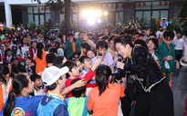 Tùng Dương "quẩy"nhiệt tình cùng các thầy cô, học sinh