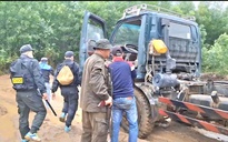 CLIP: Cảnh sát mật phục, dùng súng thị uy bắt nhóm "cát tặc"