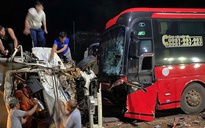 Xe khách tông xe tải, người dân cạy ca-bin cứu người