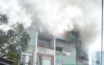 Đà Nẵng: Leo mái nhà dân, kéo vòi rồng dập tắt hỏa hoạn trong hẻm nhỏ