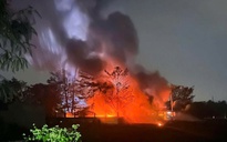 Lửa đỏ rực bãi phế liệu ở TPHCM lúc rạng sáng