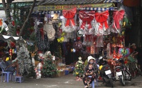 Tiểu thương rầu rĩ vì hàng trang trí Noel ế ẩm