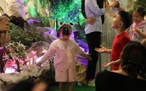 "Tuyết rơi" tại nhiều nơi ở TPHCM trong đêm Giáng sinh