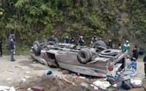 Lật xe khách, 7 người tử vong, nhiều người bị thương