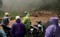 Đèo Gia Bắc sạt lở, 20 xe mắc kẹt trên đèo